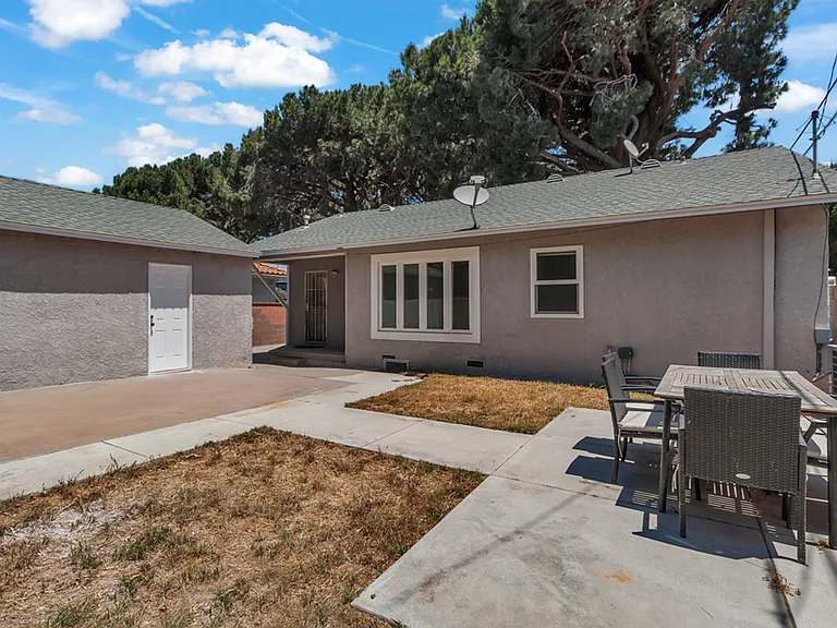1833 Lees Ave — Photo 2