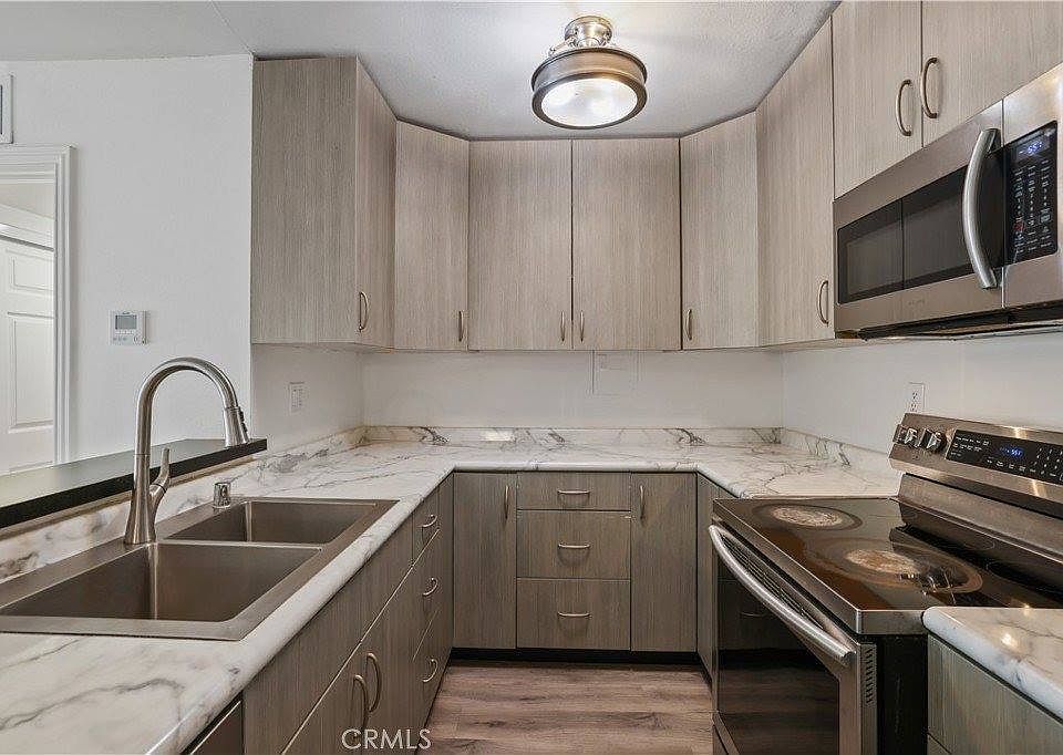 1st image of 23515 Lyons Ave