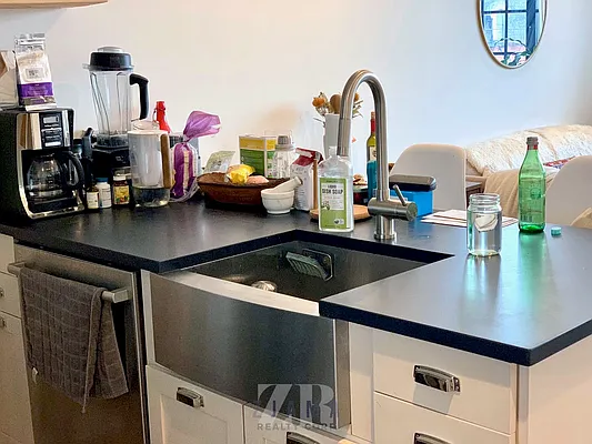 Rented by Zjama Realty Corp | media 6