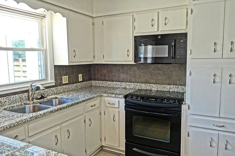 5 bed, 3.0 bath, 3384 sqft, $2,800 — Photo 4