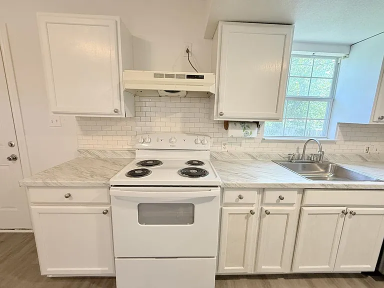 610 W Avenue B — Photo 12