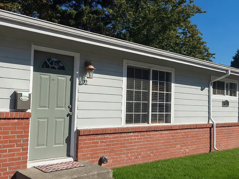 305 E Pear St — Photo 1