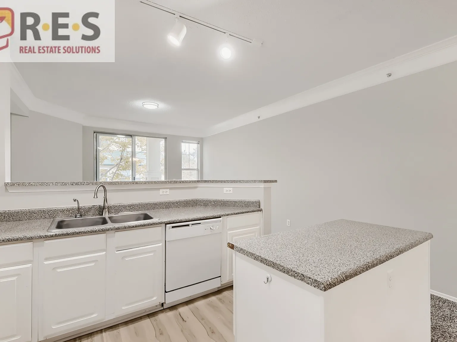 2 bed, 1224 sqft, $2,074 — Photo 4