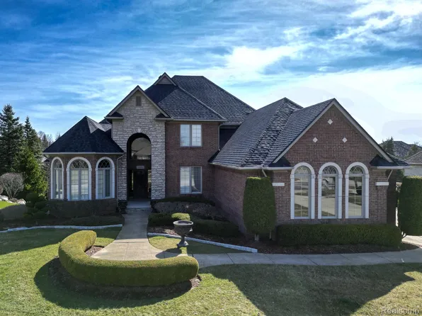 56892 Oakway Dr, Shelby Township, MI 48316