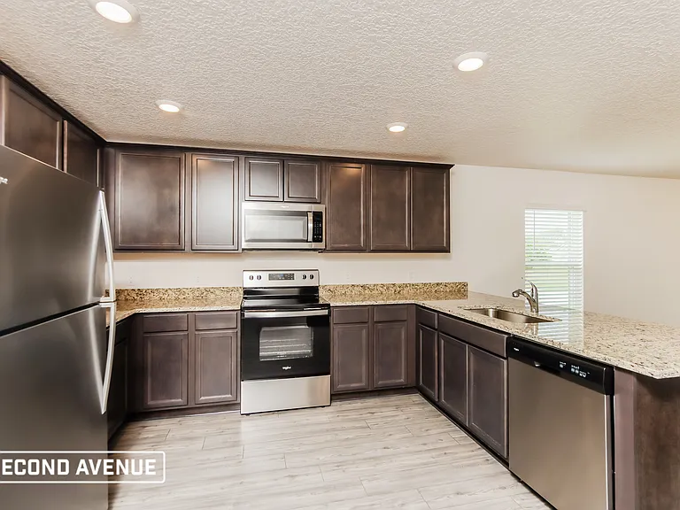 211 Anthony Ave SE — Photo 3