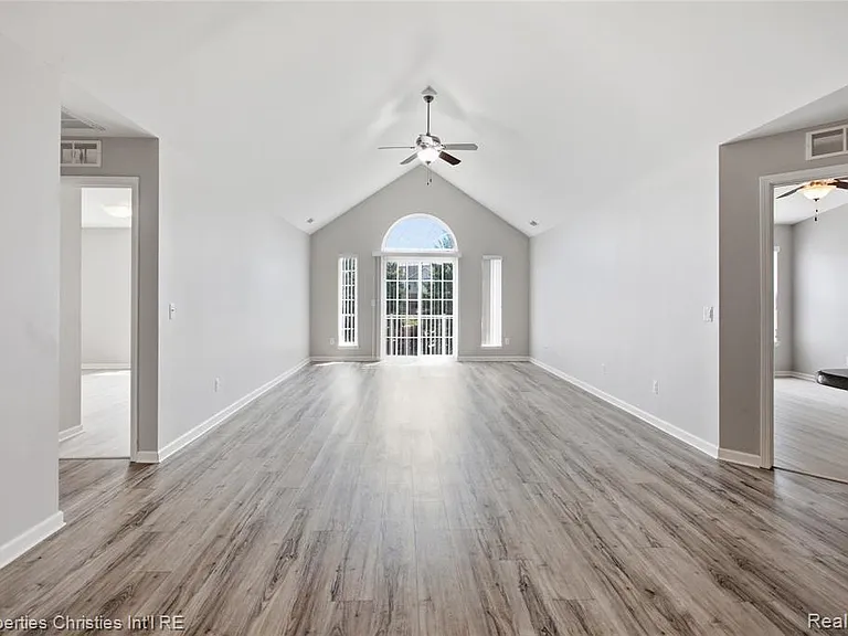 8413 Heywood Cir — Photo 11