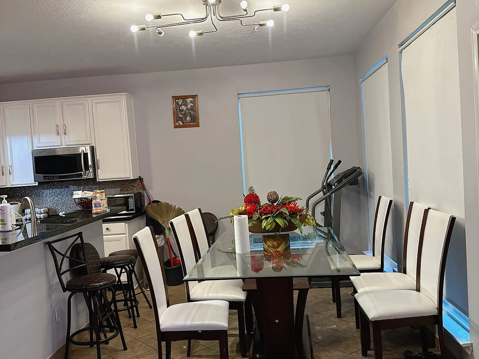 4 bed, 2694 sqft, $900 — Photo 2