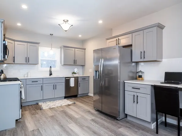 13 Acorn St, East Longmeadow, MA 01028