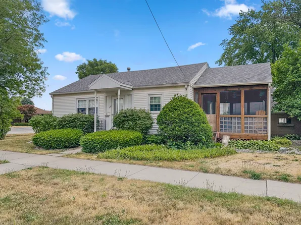 120 E 2nd St, Gilman, IL 60938