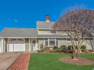 145 Rim Ln, Hicksville, NY 11801