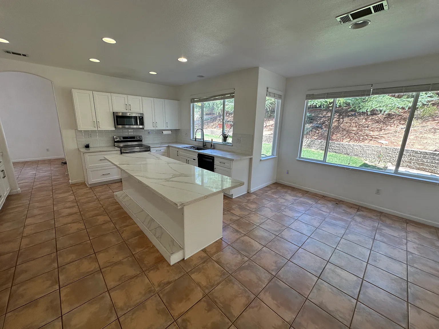 5 bed, 3403 sqft, $4,950 — Photo 3