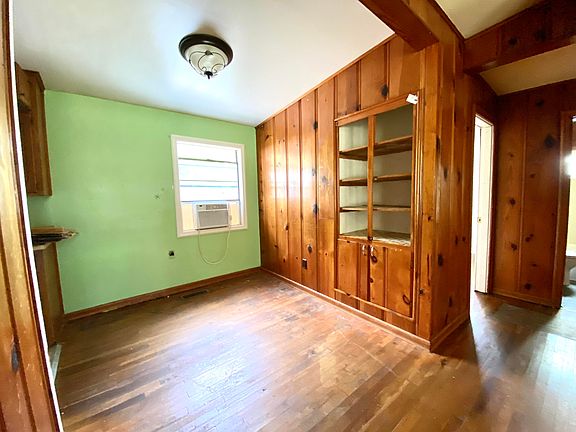 5th image of 1005 N Panther Ave