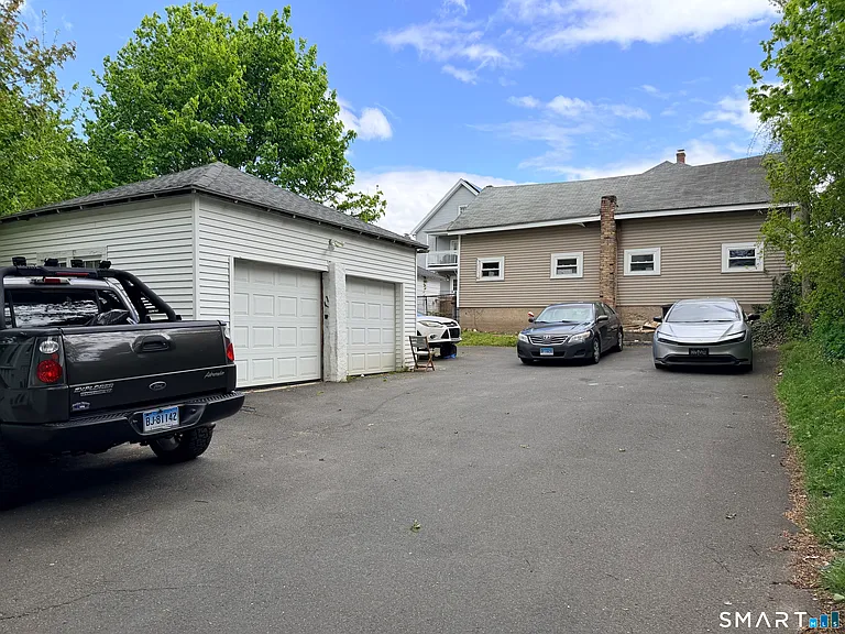 152 Lyons St — Photo 3