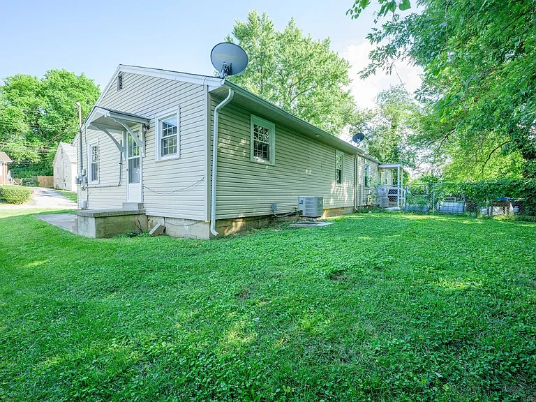 514 Henry St — Photo 16