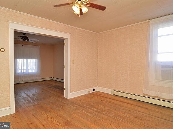 3rd image of 124 W Poplar St