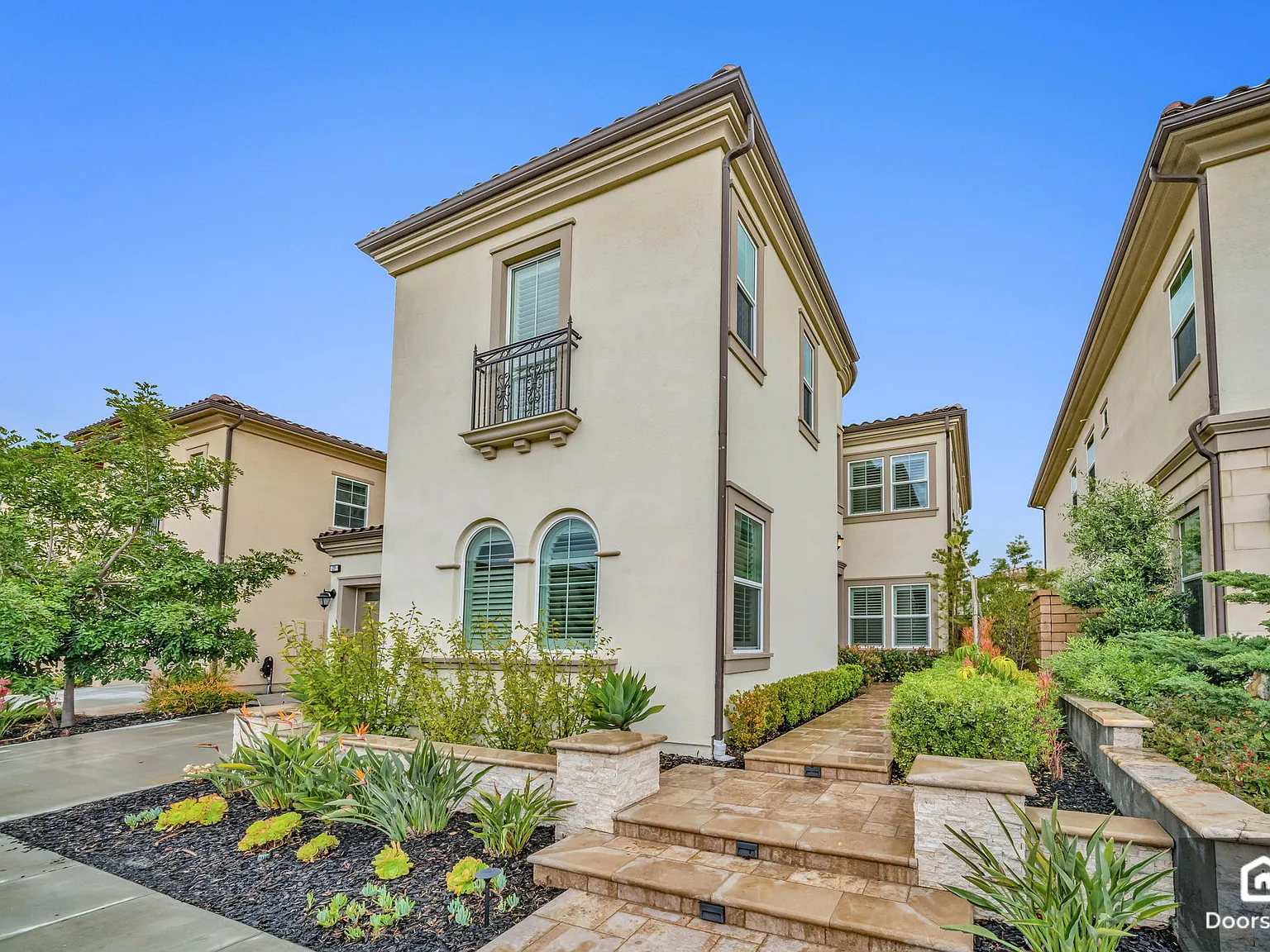 5 bed, 5.5 bath, 3728 sqft, $8,000 — Photo 3
