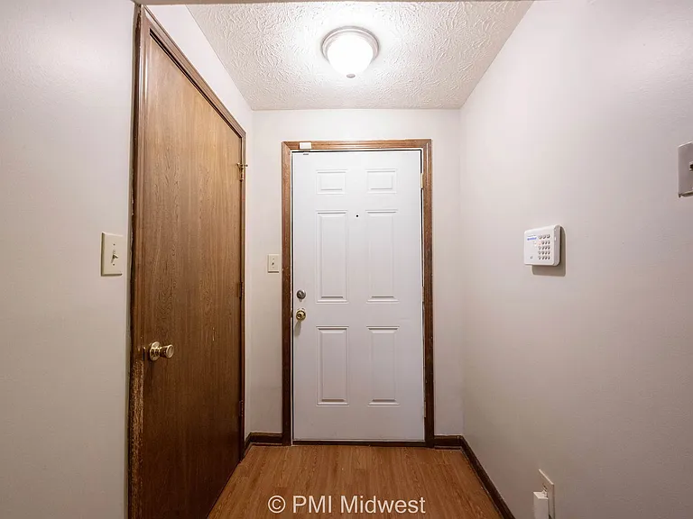 Parkway Apartments — Photo 8