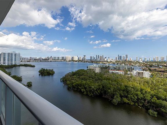 3rd image of 16385 Biscayne Blvd #1718
