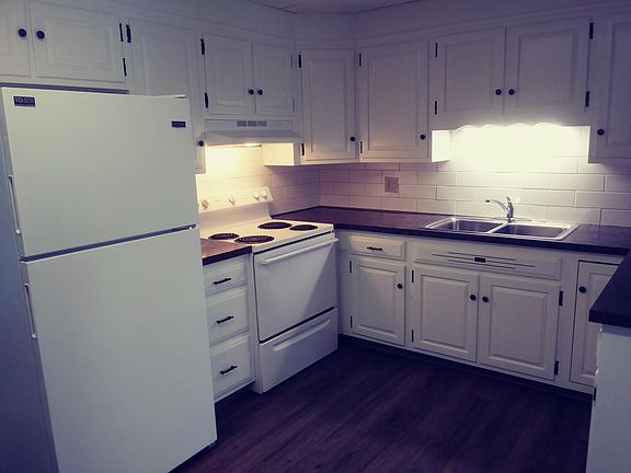 Refrigerator and stove included