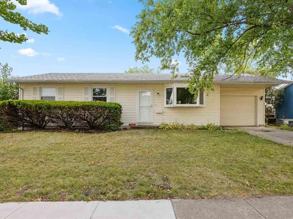 1345 Cress Pkwy, Hiawatha, IA 52233