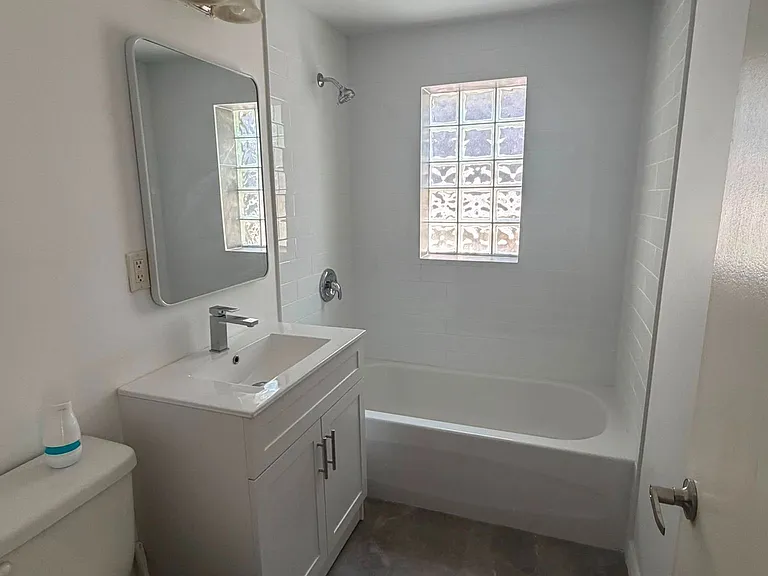 425 Livingston Rd N — Photo 10