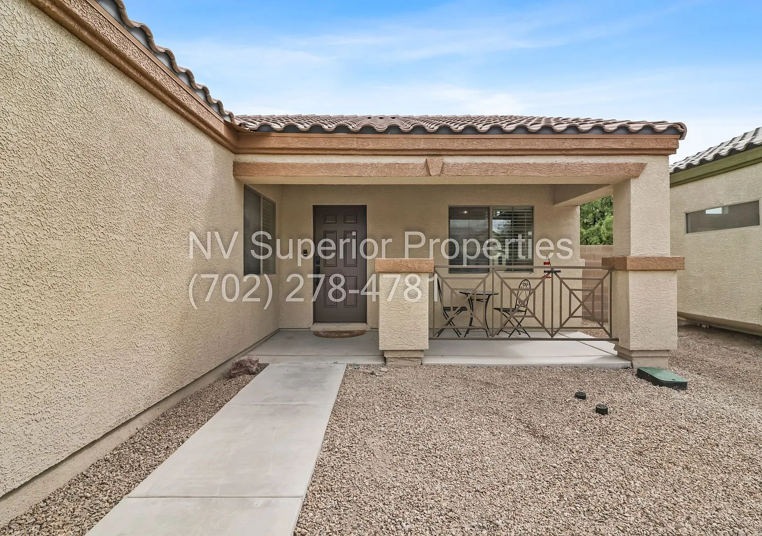 Single Story! Solar Panels! Three Car Garage!! No Carpet! — Photo 3