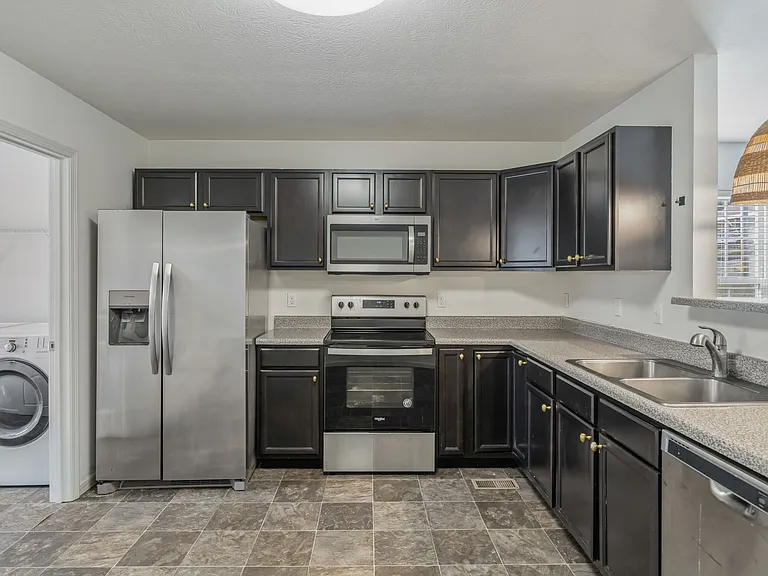 2100 Paris Rd — Photo 11