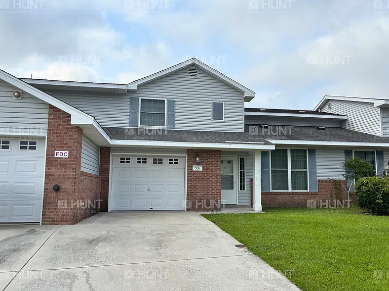 556 Fern Ln — Photo 1
