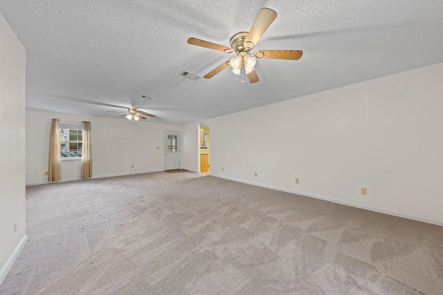 3 bed, 2.5 bath, 2235 sqft, $2,100 — Photo 3