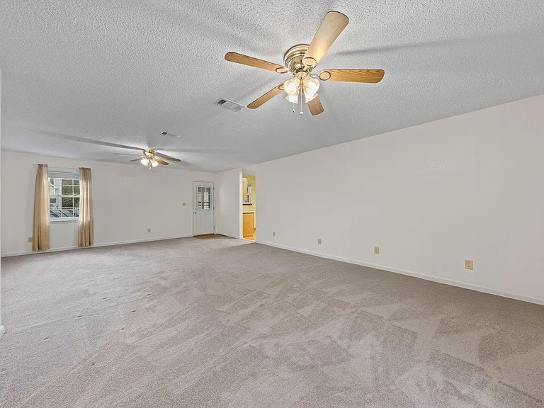 122 Beach Dr — Photo 3