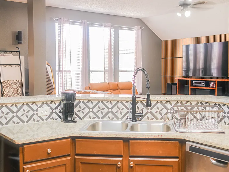 1806 Walnut Hills Ln — Photo 11