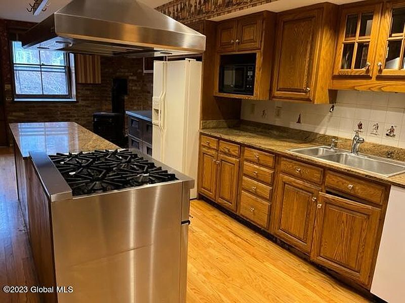 3rd image of 152 Chestnut Street