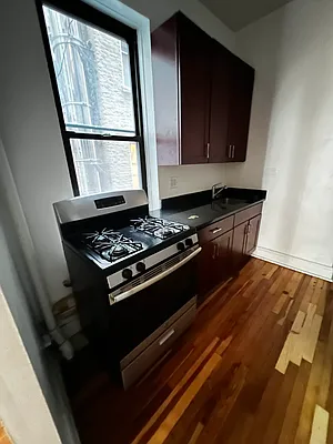 Rented by Salon Realty Corp | media 7