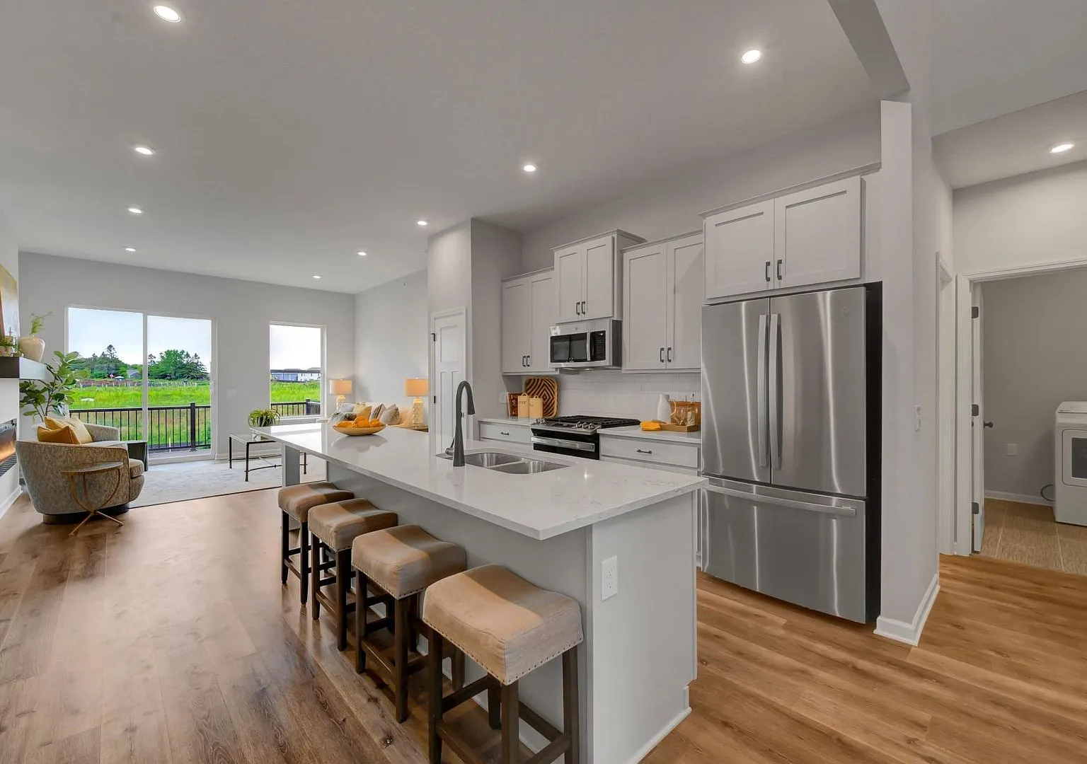 Beautiful 3bed 3bath Townhome in Cottage Grove — Photo 1