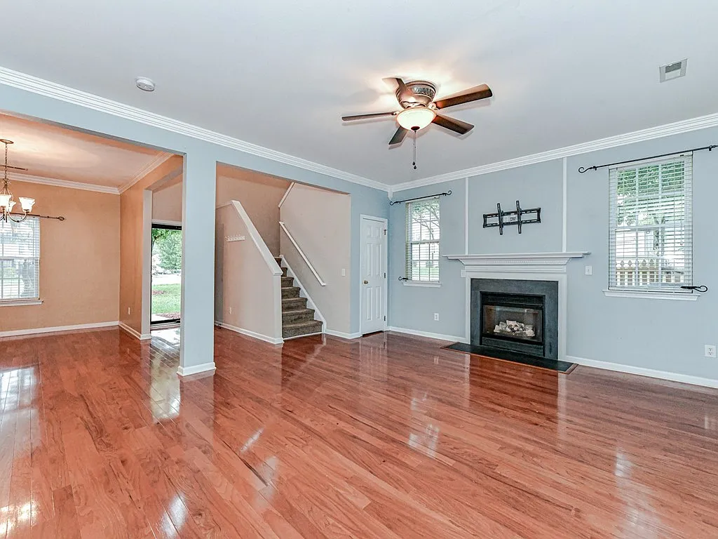 4 bed, 1990 sqft, $2,599 — Photo 3