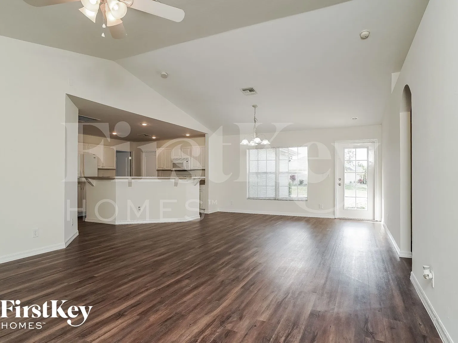 3 bed, 2.0 bath, 1418 sqft, $2,595 — Photo 2