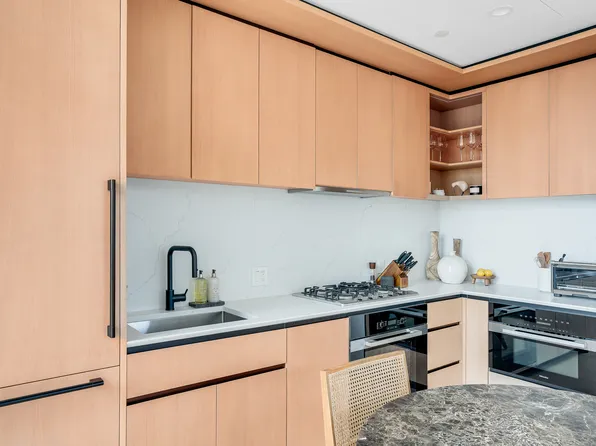 480 Kent Avenue image 6 of 32