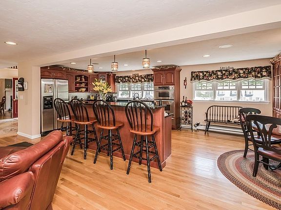 4th image of 41 Columbia Cir