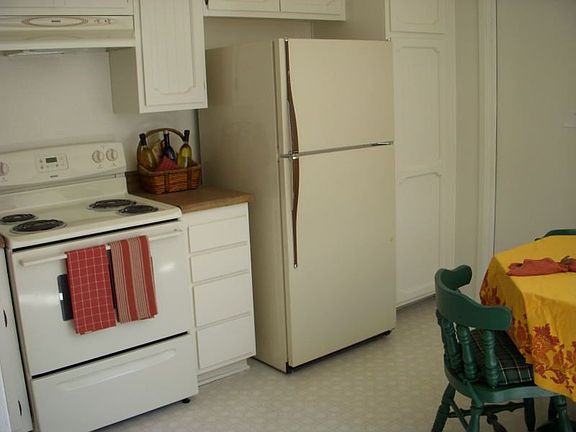 Kitchen w/eating area