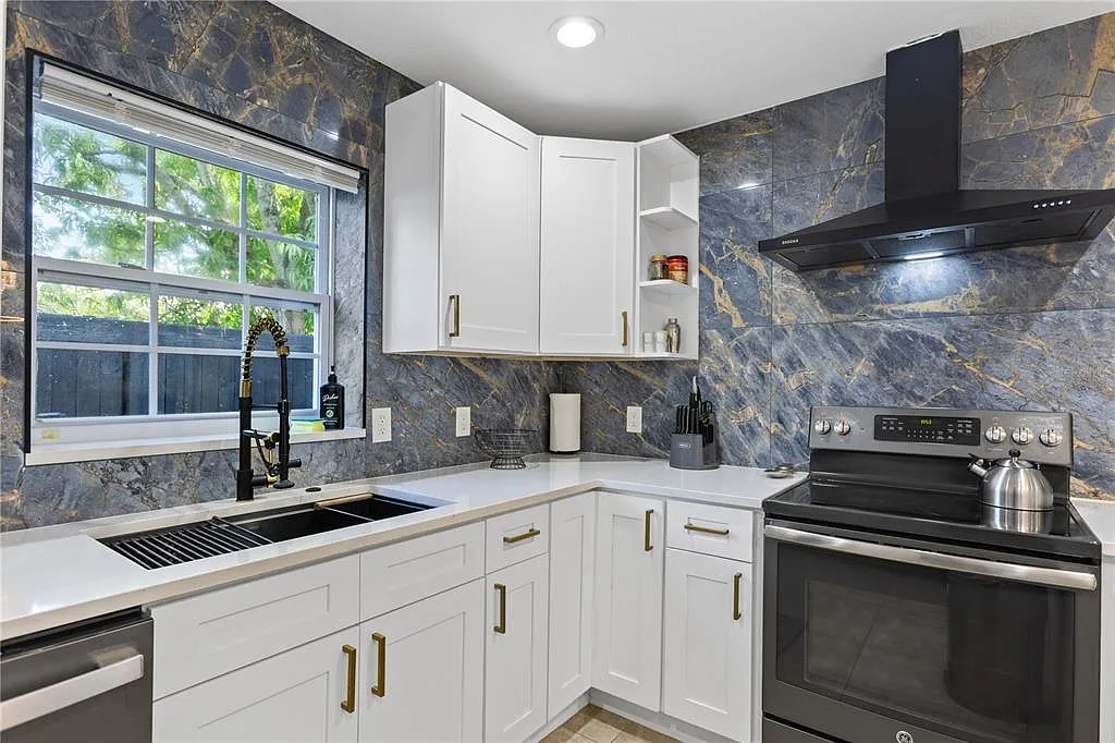 4 bed, 2.0 bath, 1553 sqft, $5,800 — Photo 4