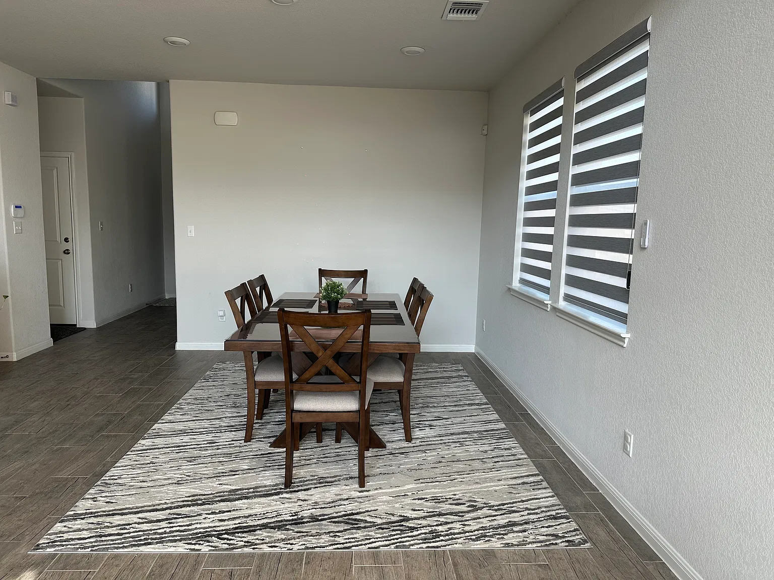 4 bed, 3.5 bath, 2482 sqft, $2,700 — Photo 4