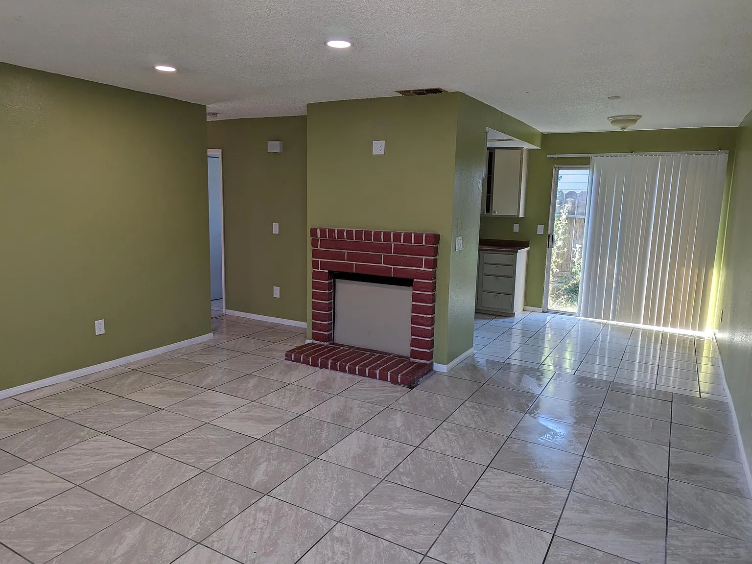 2 bed, 950 sqft, $1,645 — Photo 2