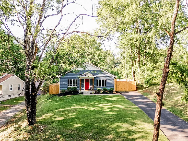 711 Ridgecrest Dr — Photo 3