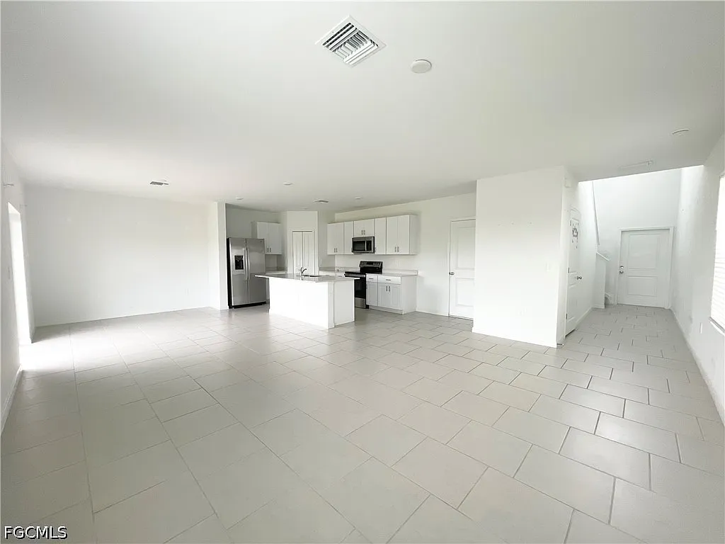 4 bed, 2.5 bath, 1914 sqft, $2,200 — Photo 2