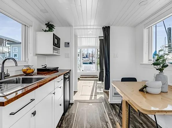 415 Esplanade W #A07, North Vancouver, BC V7M 1A6