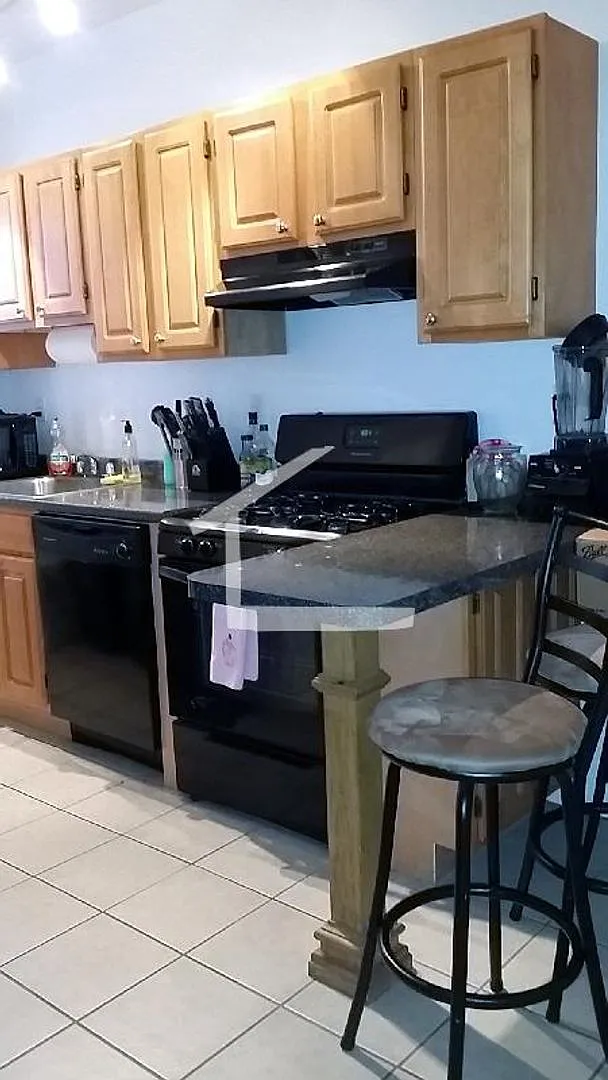 Renovated 3 bed. 1.5 bathroom on Cleveland Circle. Parking for Rent. Laundry is in the Building. — Photo 1