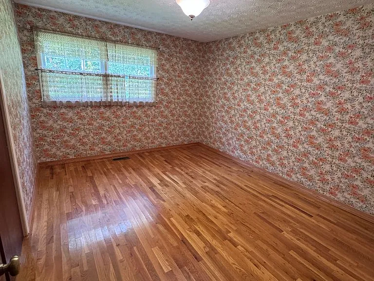 330 Heards Ln — Photo 5