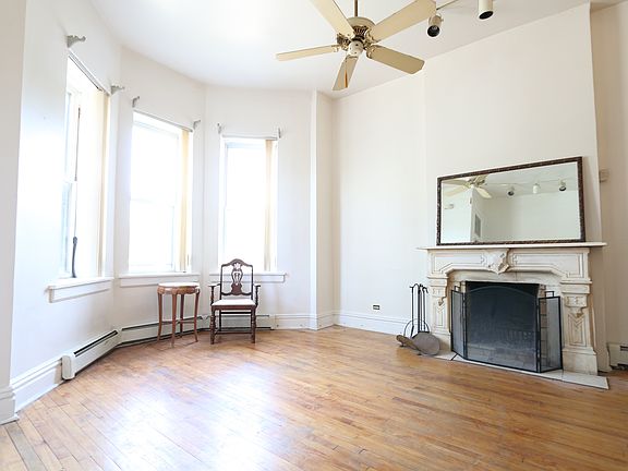2nd image of 916 S Leavitt St #1