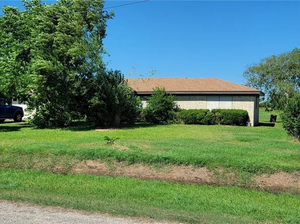 502 N 5th St, Seadrift, TX 77983