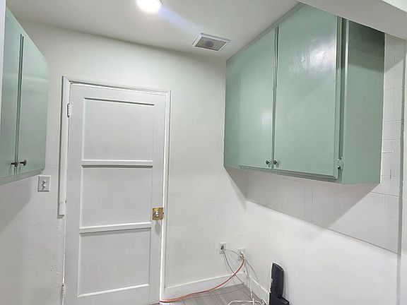 4th image of 8154 Potter Ave